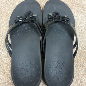 Vionic Black Bow Thong Sandals | Women’s 7.5 | Barely Worn